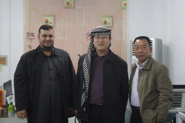 伊拉克客商盛贊數(shù)控壓力機(jī)，贈(zèng)阿拉伯頭巾