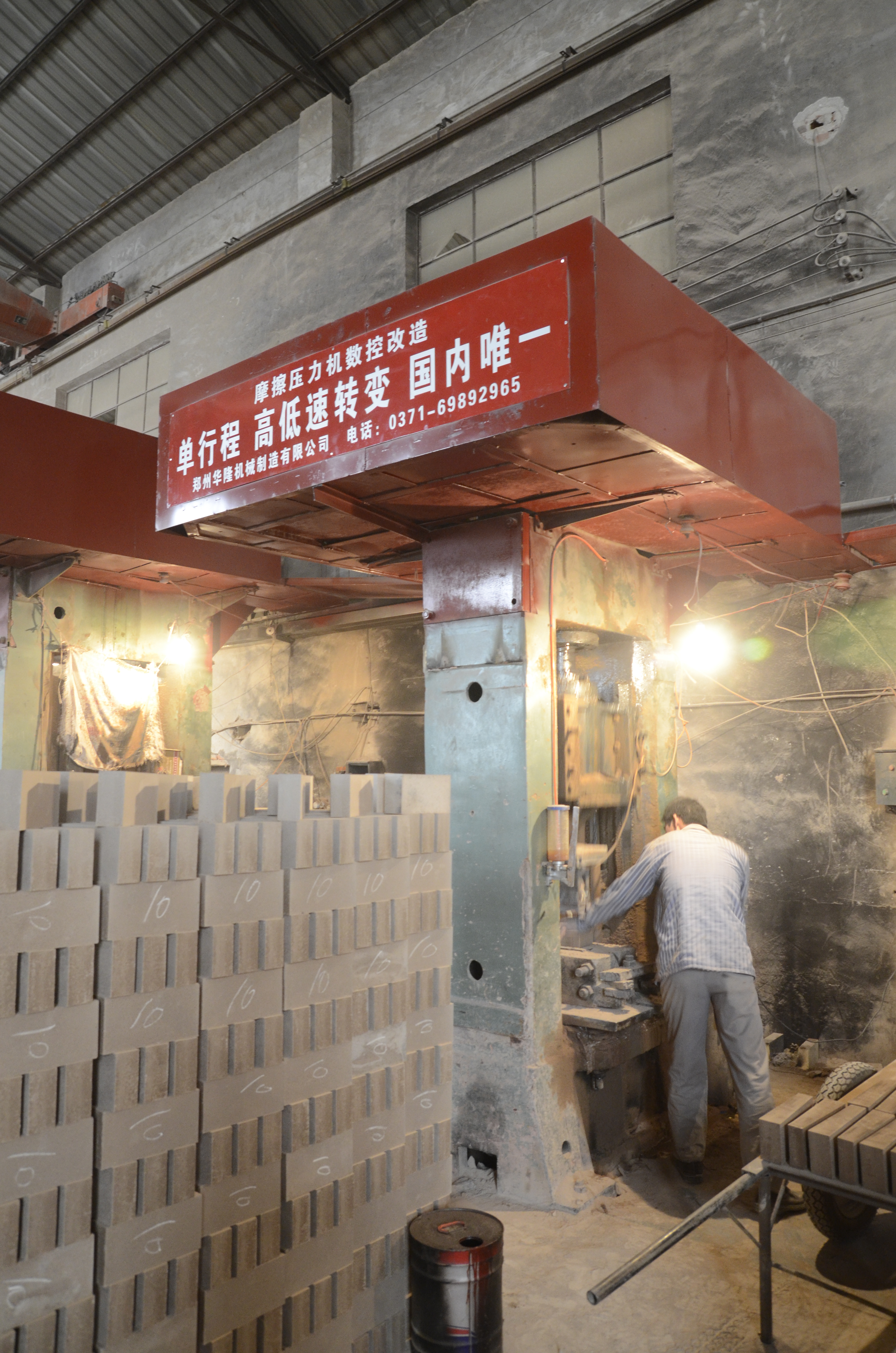 為什么企業(yè)都在淘汰摩擦壓力機？不僅僅是省錢的事